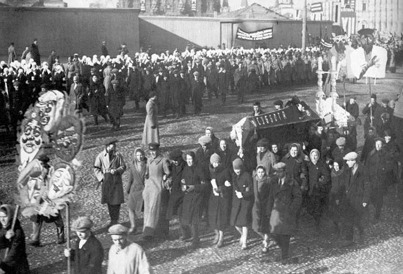 Колонна евреев-пролетариев хоронит субботу (шаббат), Москва, 7 ноября 1929 года.