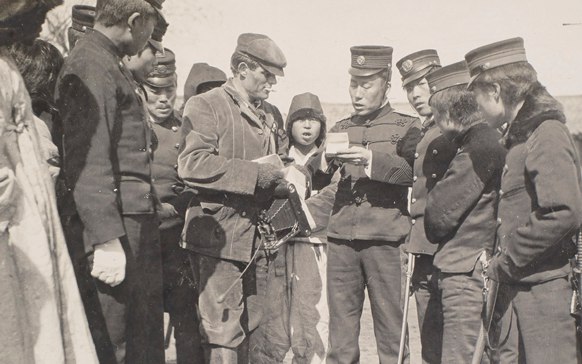 Японский офицер проверяет документы у военкора Джека Лондона, Корея, 1904 год.