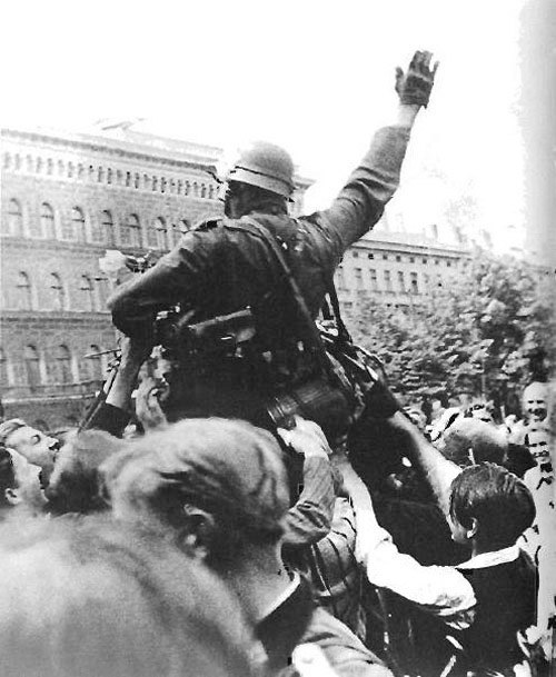 Немецкую армию с восторгом встречают в Риге, 2 июля 1941 года