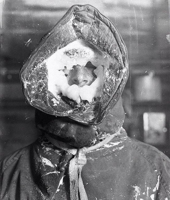 Метеоролог Сесил Мадиган после снятия показаний с приборов, Антарктида, 1912 год.