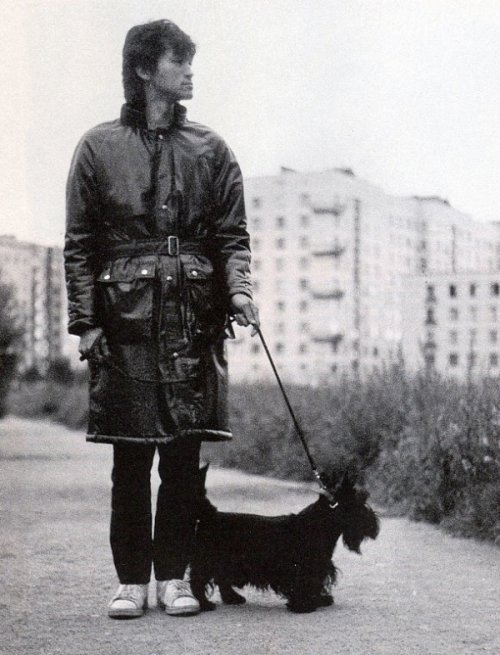 Виктор Цой со своим псом Билом во время прогулки, 1985 год.