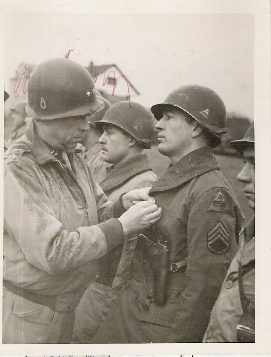 Американский генерал Морис Роуз во время награждения военнослужащих своей дивизии.